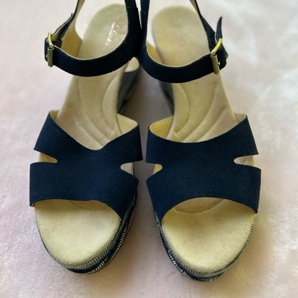 Clarks Akilah Eden Navy Blue Size 8.5 Wedge Shoes Striped Suede Sandals NEW - Picture 3 of 13